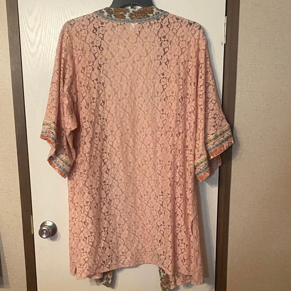 Ivy Jane Blush Lace Kimono with Vibrant Trim - Picture 5 of 7